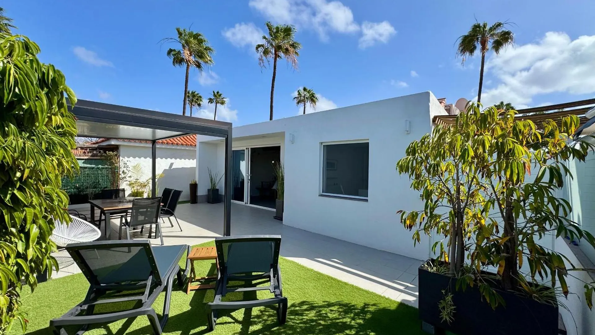 Maspalomas Pakuana